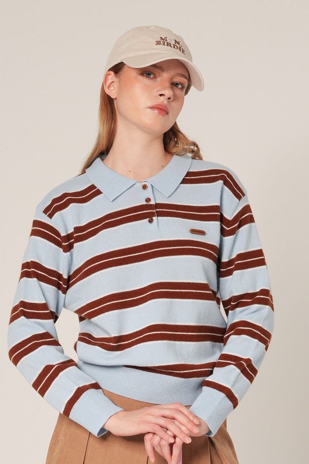 라이트블루 컬러의 헤더 스트라이프 폴로 울 스웨터입니다. 여성 의류로, 가을과 겨울에 따뜻하게 착용할 수 있습니다. 부드러운 울 소재와 레귤러 핏으로 편안한 착용감을 선사하며, 캐주얼 및 베이직 스타일을 연출하기 좋습니다. 긴 소매와 폴로넥 디자인, 두꺼운 두께감으로 보온성을 높였고, 스트라이프 패턴으로 포인트를 더했습니다. 일상복으로 활용하기 좋은 아이템입니다.
