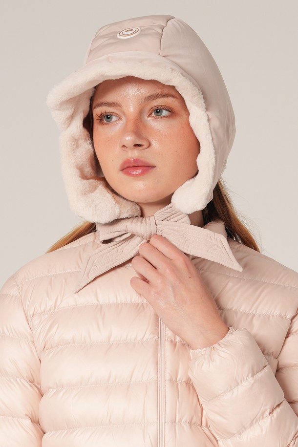 따뜻함과 스타일을 모두 갖춘 '스마일 패딩 트루퍼햇' 베이지색상을 소개합니다. 포근한 착용감을 선사하는 부드러운 나일론 소재와 두꺼운 두께감으로 겨울철 추위로부터 당신을 보호해 줍니다. 깊은 모자 깊이와 중간 챙 넓이, 귀덮개가 적용되어 보온성을 높였으며, 무지 디자인으로 어떤 스타일에도 쉽게 매치할 수 있습니다. 캐주얼, 미니멀, 클래식 스타일을 즐겨 입는 분들께 제격이며, 겨울 데일리룩, 산책룩, 여행룩 등 다양한 TPO에 활용하기 좋습니다.
