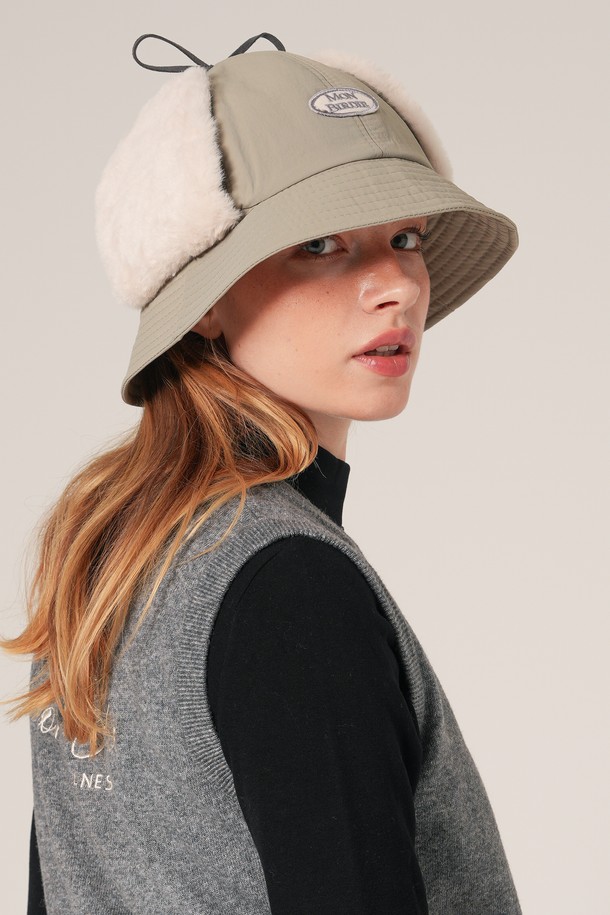 **윈디 귀달이 버킷햇 KHAKI**는 부드러운 면 소재로 제작되어 편안한 착용감을 선사합니다. 깊은 모자 깊이와 중간 챙 넓이로 제작되어 얼굴을 자연스럽게 감싸주며, 귀여운 귀달이 디자인이 특징입니다. 카키 컬러와 무지 패턴으로 캐주얼, 미니멀, 클래식 스타일 모두 소화 가능하며, 데일리룩, 산책룩, 여행룩 등 다양한 TPO에 활용하기 좋습니다. 봄, 여름, 가을 계절에 착용하기 좋으며, 부드러운 촉감과 중간 두께감으로 사계절 두루 활용하기 좋습니다.
