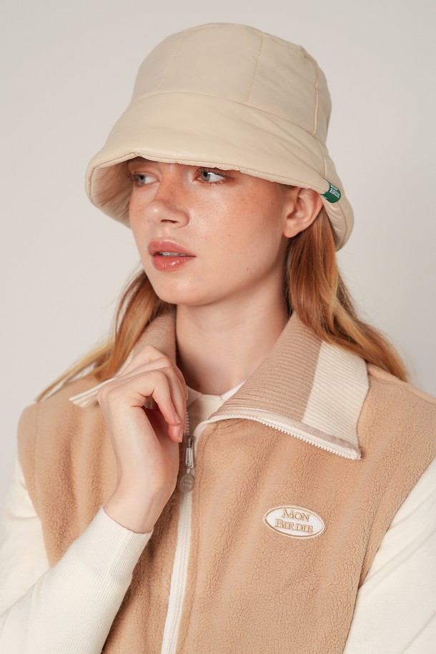 추운 겨울, 포근함과 스타일을 동시에 잡는 리타 패딩 버킷햇 아이보리입니다. 깊은 모자 깊이와 중간 챙 넓이로 얼굴을 포근하게 감싸주어 더욱 따뜻하게 착용할 수 있습니다. 부드러운 촉감의 패딩 소재와 무지 디자인으로 어떤 스타일에도 쉽게 매치할 수 있으며, 캐주얼, 미니멀, 클래식 스타일을 즐겨 입는 여성분들께 특히 추천합니다. 겨울철 데일리룩, 산책룩, 동네 마실룩 등 다양한 TPO에 활용하여 따뜻하고 멋스러운 겨울 스타일을 완성해보세요.
