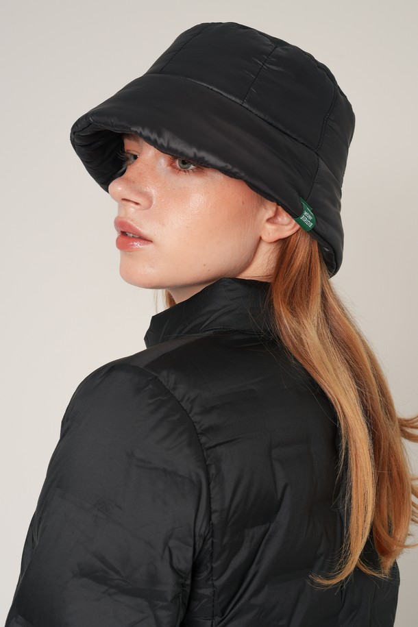 리타 패딩 버킷햇 BLACK은 겨울철 여성의 데일리룩, 산책룩, 동네 마실룩에 잘 어울리는 모자입니다. 깊은 모자 깊이와 중간 챙 넓이, 부드러운 촉감의 나일론 소재로 제작되어 편안한 착용감을 선사합니다. 블랙 무지 디자인에 패딩 디테일이 더해져 미니멀, 캐주얼, 클래식 스타일을 모두 소화할 수 있습니다. 보온 기능으로 추운 겨울에도 따뜻하게 착용할 수 있는 두꺼운 두께의 버킷햇입니다.
