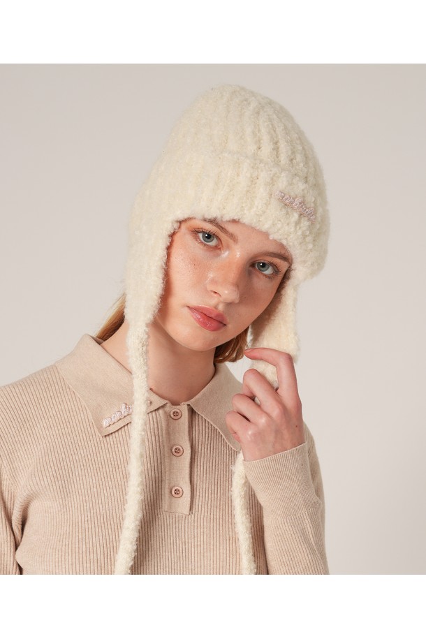 아이보리 컬러의 이어플랩 니트 트루퍼햇입니다. 부드러운 촉감의 니트 소재로 제작되어 가을, 겨울철 따뜻하게 착용할 수 있습니다. 깊은 모자 깊이와 좁은 챙으로 안정적인 착용감을 제공하며, 귀를 덮는 디자인으로 보온성을 높였습니다. 무지 디자인으로 캐주얼, 미니멀, 클래식한 스타일 모두 소화 가능하며, 겨울 데일리룩, 산책룩, 집콕룩 등 다양한 TPO에 활용하기 좋습니다.
