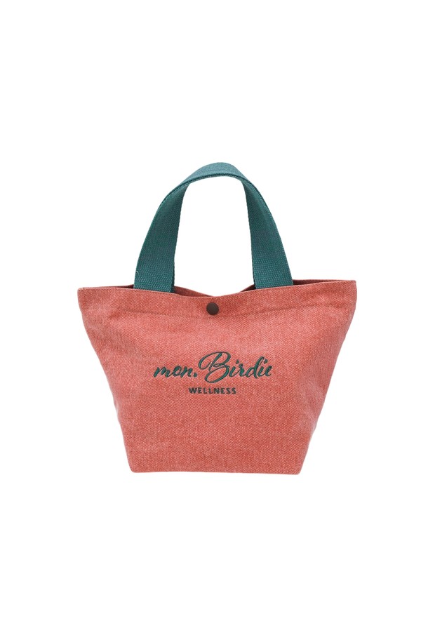 뉴 프리즘 에코백 BRICK (브릭)은 가볍고 실용적인 면 소재의 여성용 에코백입니다. 미디엄 사이즈의 사각 디자인으로, 'Brick (브릭)', 'Beige (베이지)', 'Moka (모카)', 'Charcoal (차콜)' 네 가지 색상으로 만나보실 수 있습니다. 가방 전면의 버튼 장식이 포인트이며, 얇은 두께와 부드러운 촉감으로 편안한 사용감을 선사합니다. 가볍고 휴대하기 편하며, 동네 마실룩, 쇼핑룩, 산책룩 등 캐주얼하고 미니멀한 스타일에 잘 어울립니다.
