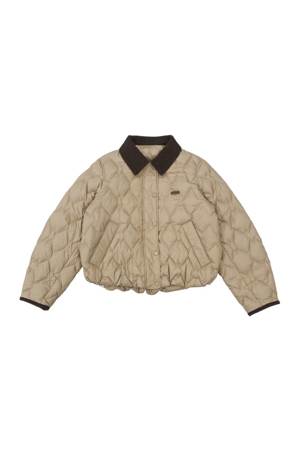 모그 덕다운 누빔 자켓 BEIGE는 겨울철 데일리룩에 적합한 여성용 덕다운 자켓입니다. 베이지 컬러의 캐주얼, 미니멀 스타일로, 퀄팅 패턴과 루즈핏이 특징입니다. 두꺼운 두께감과 부드러운 촉감으로 따뜻함을 제공하며, 나일론 소재로 제작되었습니다. 집업 스타일과 긴 소매, 배색 카라와 누빔 디테일이 돋보이는 크롭 기장의 패딩 자켓입니다.
