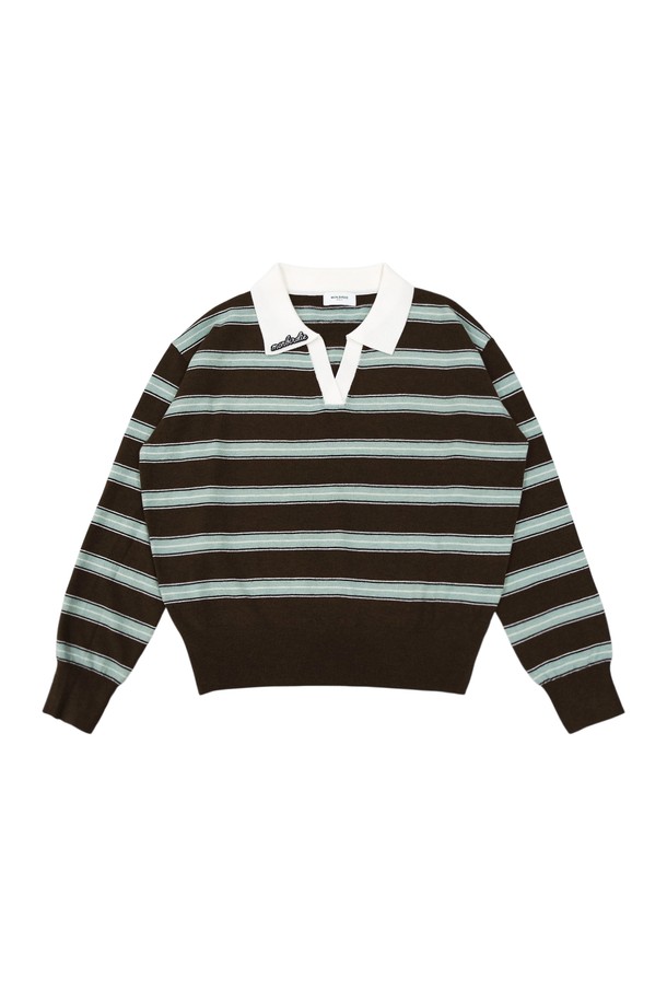 "슬로우 스트라이프 카라니트 BROWN"는 가을, 겨울 시즌에 어울리는 여성용 니트입니다. 브라운과 민트 컬러의 조화가 돋보이는 슬로우 스트라이프 패턴과 카라넥 디자인이 특징입니다. 두꺼운 두께감과 부드러운 촉감으로 따뜻하고 편안한 착용감을 선사하며, 골지 디테일과 카라 배색으로 포인트를 더했습니다. 레귤러핏의 크롭 기장으로, 데이트룩, 카페룩, 겨울 데일리룩 등 다양한 TPO에 캐주얼, 클래식, 미니멀 스타일로 연출하기 좋습니다. 긴 소매 기장으로 보온성을 높인 슬로우 스트라이프 카라니트는 베이직하면서도 세련된 스타일을 완성해 줍니다.
