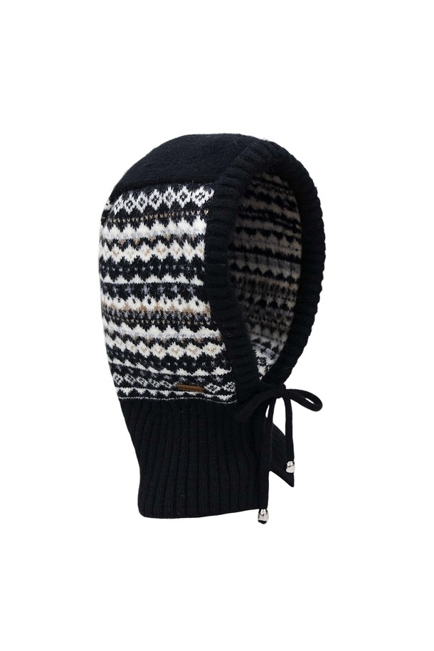 노르딕 니트 바라클라바 BLACK은 겨울철 방한을 위한 필수 아이템입니다. 울과 니트 소재로 제작되어 부드러운 촉감과 뛰어난 보온성을 제공하며, 얼굴 전체를 감싸는 깊은 모자 깊이로 더욱 따뜻하게 착용할 수 있습니다. 클래식, 캐주얼, 미니멀 스타일의 등산룩, 여행룩에 잘 어울리며, 노르딕 패턴이 디자인되어 포인트를 더합니다. 블랙과 화이트 두 가지 색상으로 출시되어 취향에 맞게 선택할 수 있습니다.
