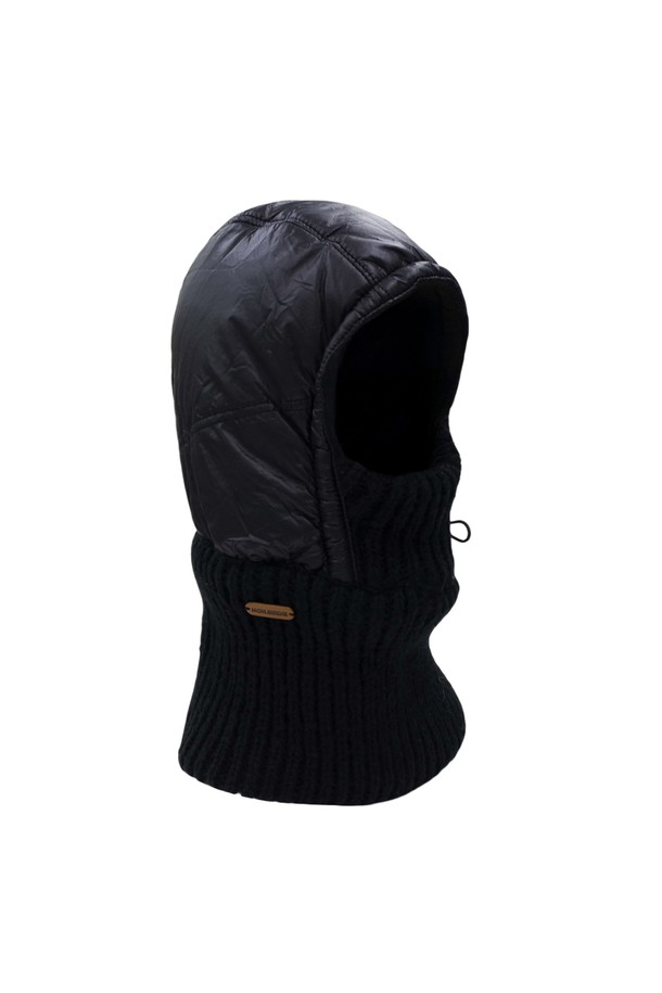 이븐 패딩 바라클라바 BLACK은 겨울철 방한과 일상 사용에 적합한 깊은 모자 깊이의 블랙 컬러 바라클라바입니다. 나일론과 폴리에스테르 혼방 소재로 제작되어 부드러운 촉감을 제공하며, 두꺼운 두께감으로 뛰어난 보온성을 자랑합니다. 귀까지 덮는 디자인과 얼굴 전체를 보호하여 추운 날씨에도 따뜻함을 유지해 줍니다. 캐주얼, 미니멀, 고프코어 스타일의 등산룩을 연출하기 좋으며, 무지 패턴과 패딩 디자인으로 포인트를 더했습니다.
