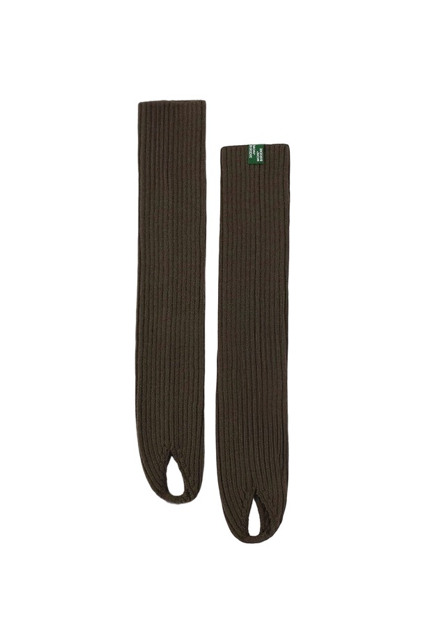 모그 니트 레그워머 BROWN은 부드러운 니트 소재로 제작되어 가을, 겨울철 따뜻하게 발을 감싸주는 레그워머입니다. 브라운 컬러의 골지 패턴 디자인으로 캐주얼, 미니멀, 클래식 스타일 모두에 잘 어울립니다. 두꺼운 두께감으로 보온성을 높였으며, 발목 스트랩이 있어 활동적인 날에도 흘러내림 걱정 없이 착용 가능합니다. 일상생활에서 편안함과 스타일을 동시에 잡을 수 있는 아이템입니다.
