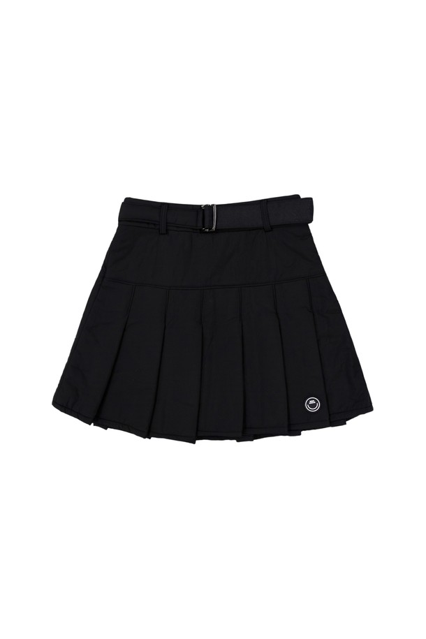 블랙 컬러의 스노우 벨트 플리츠 스커트입니다. 부드러운 폴리에스테르 소재로 제작되어 편안한 촉감을 선사하며, 사계절 내내 활용 가능한 실용적인 아이템입니다. 허리 벨트 디테일이 더해져 세련된 포인트를 더하며, 레귤러 핏의 미니스커트 디자인으로 다리 라인을 돋보이게 합니다. 캐주얼, 미니멀, 클래식 스타일을 모두 아우르며 데이트룩, 모임룩 등 다양한 TPO에 매치하기 좋습니다. 무지 패턴의 플리츠 디자인은 베이직하면서도 여성스러운 분위기를 연출합니다.
