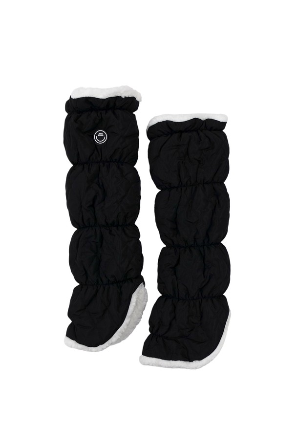 링클 스마일 패딩 레그워머 BLACK은 여성용 겨울 레그워머입니다. 캐주얼 및 미니멀 스타일을 지향하며, 부드러운 촉감의 패딩 소재로 제작되어 보온성을 높였습니다. 링클(주름) 패턴이 특징이며, 안감 또한 패딩으로 마감되었습니다. 스마일 디자인으로 포인트를 더하여 일상에서 따뜻하고 유쾌하게 착용할 수 있습니다.
