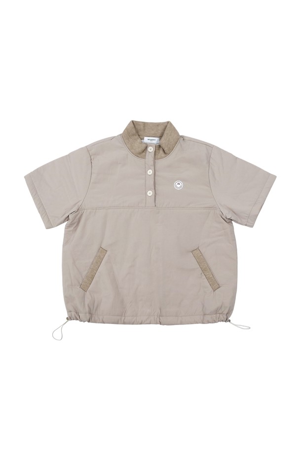 베이지 컬러의 패딩 반팔 버튼 아노락 상의입니다. 봄, 여름 시즌에 적합하며, 골프 및 일상에서 활용할 수 있습니다. 부드러운 촉감의 나일론과 폴리에스테르 혼방 소재로 제작되었으며, 얇은 두께의 레귤러핏 디자인입니다. 아노락 스타일과 버튼 디테일이 특징이며 경량 패딩 안감으로 편안함을 더했습니다. 스포티하면서도 캐주얼한 무드를 연출하여 골프룩으로도 손색없습니다.
