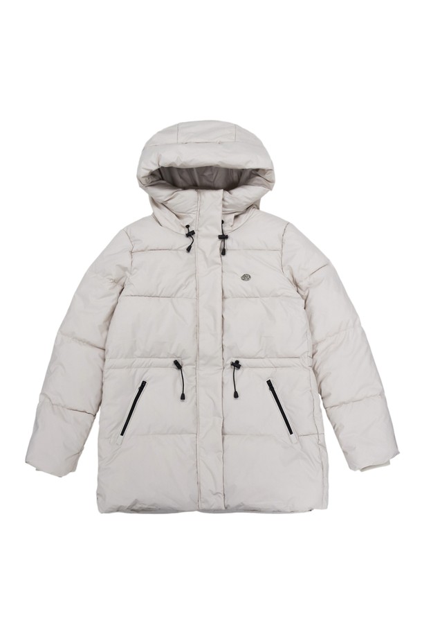 "샌더 후드 패딩 점퍼 IVORY"는 겨울철 일상룩과 캠핑, 여행룩에 적합한 남녀 공용 패딩 점퍼입니다. 부드러운 촉감의 나일론 소재로 제작되었으며, 두꺼운 두께감과 후드 디자인으로 보온성을 높였습니다. 무지 스타일의 레귤러핏으로 캐주얼, 미니멀, 고프코어 스타일을 연출하기 좋습니다. 집업 방식에 긴 소매 기장으로 편안하게 착용할 수 있으며, 안감 또한 패딩 처리되어 따뜻함을 더했습니다. 아이보리 컬러의 깔끔한 디자인으로 다양한 룩에 활용하기 용이합니다.
