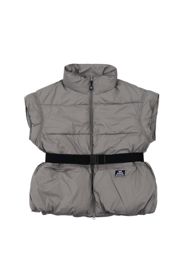 리버 벨트 패딩 GREY는 캐주얼 및 미니멀 스타일을 추구하는 분들을 위한 겨울철 필수 아이템입니다. 그레이 컬러의 무지 디자인으로 어떤 스타일에도 쉽게 매치할 수 있으며, 일상복으로 활용하기 좋습니다. 나일론 소재로 제작되어 두꺼운 두께감과 부드러운 촉감을 제공하며, 벨트 디테일이 더해져 세련된 느낌을 더합니다. 레귤러 핏에 집업 및 벨트 여밈 방식으로 편안함과 보온성을 동시에 잡았습니다. 민소매 디자인과 패딩 안감으로 겨울에도 따뜻하게 착용할 수 있습니다.

