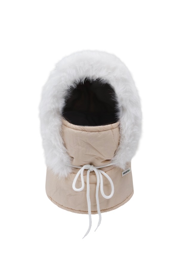 울트라 패딩 바라클라바 PINK는 캠핑룩, 등산룩, 캐주얼, 고프코어, 미니멀 스타일을 모두 아우르는 방한용 바라클라바입니다. 핑크와 베이지 두 가지 컬러로 출시되었으며, 겉감은 패딩, 안감은 퍼 소재로 제작되어 부드러운 촉감과 뛰어난 보온성을 제공합니다. 깊은 모자 깊이와 퀼팅 무늬가 특징이며, 스트랩, 퍼, 로고 디자인으로 포인트를 더했습니다. 찬 바람을 막아주는 방풍 기능과 사이즈 조절 기능이 있어 겨울철 스노우스포츠, 캠핑, 일상생활에서 폭넓게 활용할 수 있습니다.
