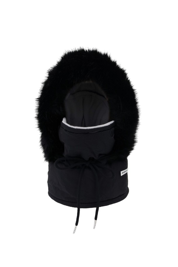 울트라 패딩 바라클라바 BLACK는 깊은 모자 깊이와 부드러운 촉감의 블랙 컬러 바라클라바입니다. 패딩, 퍼, 합성가죽 소재로 제작되었으며, 무지 패턴에 두꺼운 두께감을 자랑합니다. 후드형 디자인에 넥워머 기능까지 더해져 보온성과 방풍 기능을 제공하며, 스트링으로 사이즈 조절이 가능합니다. 캠핑룩, 등산룩, 캐주얼, 고프코어 및 미니멀 스타일 연출에 적합하며, 겨울철 스노우스포츠, 캠핑, 일상, 아웃도어 활동에 활용하기 좋습니다.
