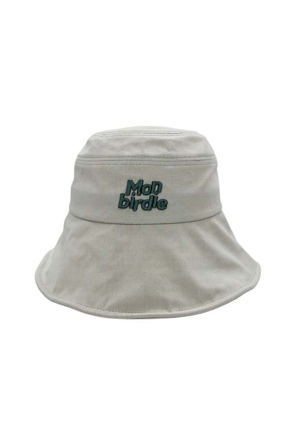 보넷 스트링 버킷햇 카키는 면 소재로 제작되어 부드러운 촉감이 특징이며, 일상생활에서 편안하게 착용할 수 있습니다. 챙이 넓고 스트링 디테일이 더해져 캐주얼, 미니멀, 시티보이 스타일을 연출하기 좋습니다. 턱끈이 있어 활동적인 날에도 모자가 쉽게 벗겨지지 않으며, 봄, 여름 계절에 적합합니다. 동네 마실룩, 산책룩, 여행룩 등 다양한 TPO에 활용 가능합니다. 카키 색상의 무지 디자인으로 어떤 옷에도 잘 어울려 활용도가 높습니다.
