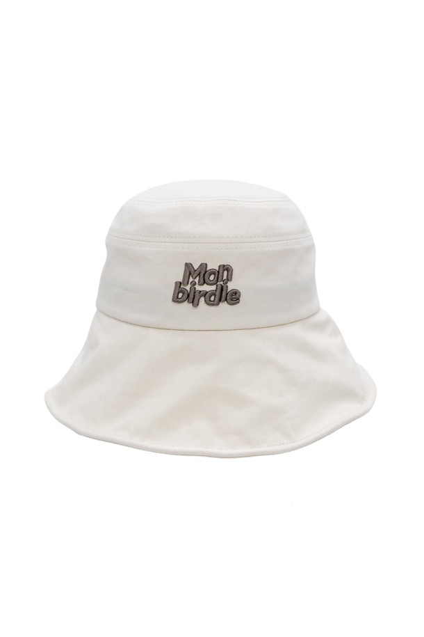 "보넷 스트링 버킷햇 베이지"는 부드러운 면 소재로 제작되어 편안한 착용감을 선사합니다. 깊은 모자 깊이와 넓은 챙으로 햇빛을 효과적으로 가려주며, 턱끈과 사이즈 조절 기능으로 안정적인 착용이 가능합니다. 보넷 스타일 디자인에 스트링 디테일을 더해 여성스러운 분위기를 연출하며, 무지 디자인의 베이지 컬러로 어떤 룩에도 쉽게 매치할 수 있습니다. 일상, 산책, 여행 등 다양한 TPO를 소화하며 캐주얼, 미니멀, 리조트 스타일을 즐기는 분들께 추천합니다. 봄, 여름 시즌에 시원하고 스타일리시하게 착용할 수 있는 필수 아이템입니다.
