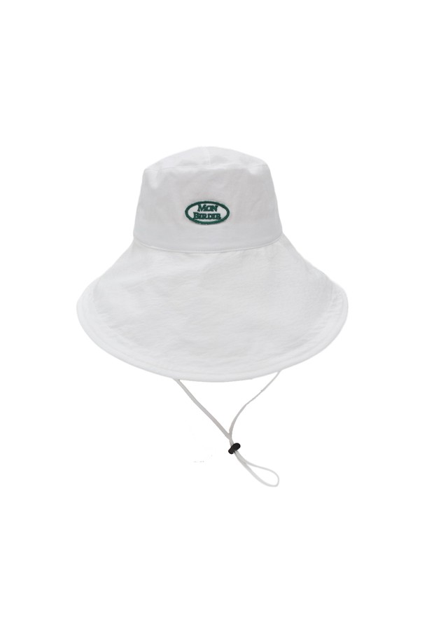 파스텔 나일론 쿨 버킷햇 화이트는 부드러운 촉감과 넓은 챙, 깊은 모자 깊이로 편안하고 스타일리시한 착용감을 선사합니다. 얇고 통기성이 뛰어난 나일론 소재로 제작되어 봄, 여름철 자외선 차단과 시원함을 동시에 제공합니다. 무지 디자인에 스트링 디테일이 더해져 캐주얼, 미니멀, 리조트 스타일을 연출하며, 여행룩, 휴가룩, 여름 바캉스룩에 완벽하게 어울립니다. 파스텔톤 화이트 컬러는 다양한 스타일에 매치하기 용이하며, 데일리룩에 포인트를 더해 줍니다.
