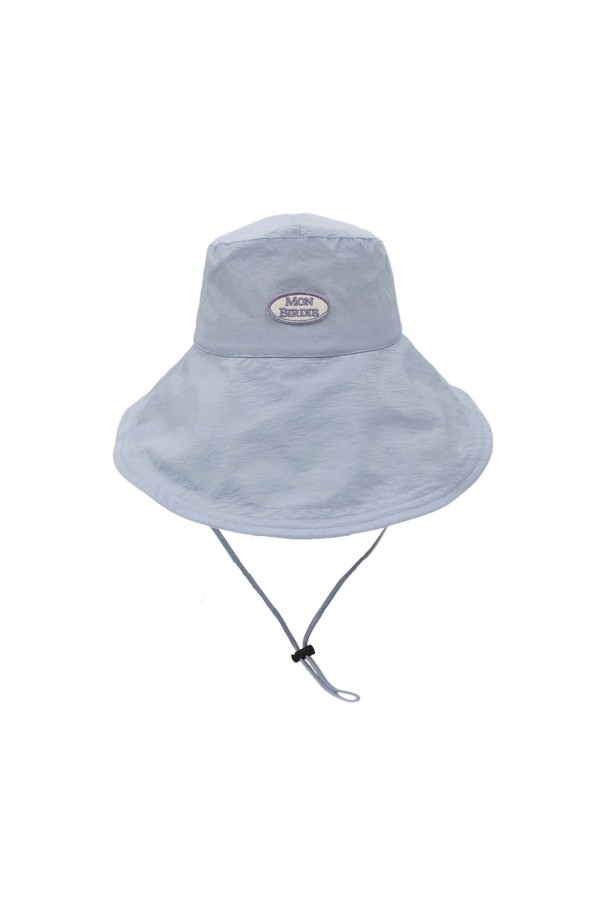 파스텔톤의 사랑스러운 라이트블루 컬러가 돋보이는 파스텔 나일론 쿨 버킷햇입니다. 가볍고 부드러운 나일론 소재로 제작되어 얇고 통기성이 뛰어나 봄, 여름철에 시원하게 착용할 수 있습니다. 깊은 모자 깊이와 넓은 챙으로 자외선 차단 효과를 제공하며, 턱끈 디테일이 있어 활동적인 날에도 안정감을 더합니다. 캐주얼, 미니멀, 리조트룩 등 다양한 스타일에 매치하여 여행, 휴가, 바캉스룩을 연출해보세요.
