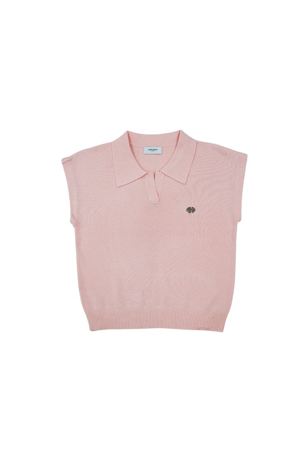 뉴 루키 클래식 캡니트 PINK는 여성용 상의 니트/스웨터 제품입니다. 핑크 컬러의 무지 디자인으로, 얇은 두께감과 부드러운 촉감이 특징이며, 봄, 여름에 착용하기 좋습니다. 카라넥과 반소매, 레귤러핏의 디자인으로 캐주얼하고 베이직한 스타일을 연출하며, 캡 디자인이 돋보입니다.
