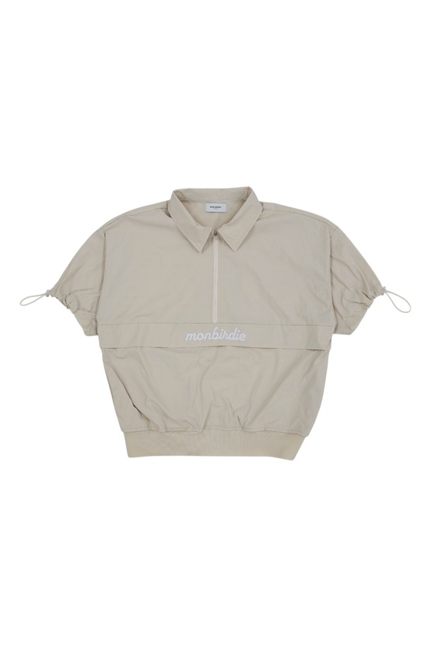 몽버디 브리즈 방풍 반팔 아노락 세트 BEIGE는 일상과 스포츠 활동에 적합한 여성 의류입니다. 부드러운 촉감의 나일론 소재로 제작되어 가볍고 편안한 착용감을 제공하며, 방풍 기능으로 변덕스러운 날씨에도 쾌적하게 활동할 수 있습니다. 레귤러핏의 반소매 디자인과 칼라 네크라인은 스포티하면서도 캐주얼한 스타일을 연출하며, 베이지 컬러의 무지 디자인으로 다양한 룩에 매치하기 용이합니다. 봄, 여름 시즌에 산책, 여행, 피트니스 등 다양한 TPO에 활용할 수 있는 세트 상품입니다.
