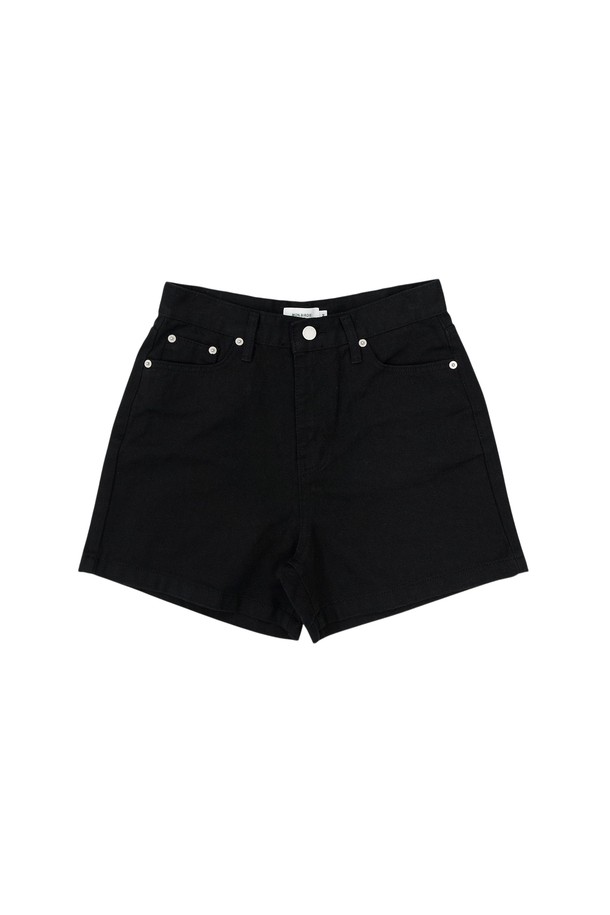 [몽버디 에센셜] 토미 3부 데님 숏츠 BLACK는 편안하고 시원한 여름 스타일을 위한 여성 데님 숏츠입니다. 블랙 컬러의 무지 디자인으로 어떤 상의와도 잘 어울리는 베이직한 아이템입니다. 캐주얼, 미니멀, 클래식 스타일을 즐기는 분들께 적합하며, 동네 마실룩, 쇼핑룩, 휴가룩 등 다양한 TPO에 활용할 수 있습니다. 레귤러핏으로 편안한 착용감을 제공하며, 3부 기장으로 다리가 길어 보이는 효과를 줍니다. 데님 소재 특유의 내구성과 시원함을 느껴보세요.
