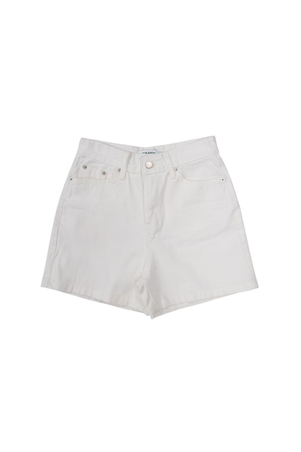 [몽버디 에센셜] 토미 3부 데님 숏츠 화이트는 시원한 여름을 위한 여성 데님 숏츠입니다. 캐주얼하고 베이직한 스타일로, 동네 마실, 쇼핑, 바캉스 등 다양한 TPO에 잘 어울립니다. 무지 디자인의 레귤러핏으로 제작되어 미니멀하고 클래식한 무드를 연출합니다. 3부 기장으로 시원하게 착용 가능하며, 데님 소재 특유의 내추럴한 멋을 더했습니다. 화이트 컬러로 어떤 상의와도 쉽게 매치하여 폭넓은 스타일링을 즐길 수 있습니다.
