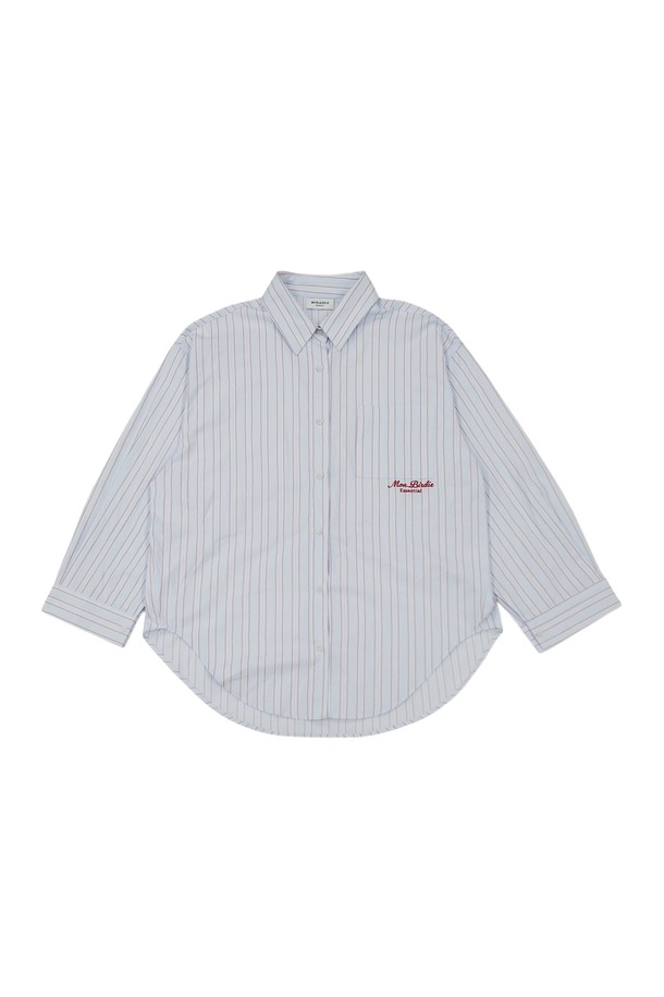 [몽버디 에센셜] 피카 오버핏 스트라이프 셔츠 L.BLUE는 여성용 상의 셔츠/블라우스입니다. 라이트 블루와 화이트 컬러의 스트라이프 패턴이 특징이며, 봄, 여름 계절에 어울리는 얇고 부드러운 면 소재로 제작되었습니다. 오버핏 디자인과 긴 소매 기장으로 편안한 착용감을 선사하며, 캐주얼 및 베이직 스타일을 연출하기 좋습니다. 카라넥과 포켓 디테일이 더해져 미니멀하고 클래식한 무드를 더합니다.
