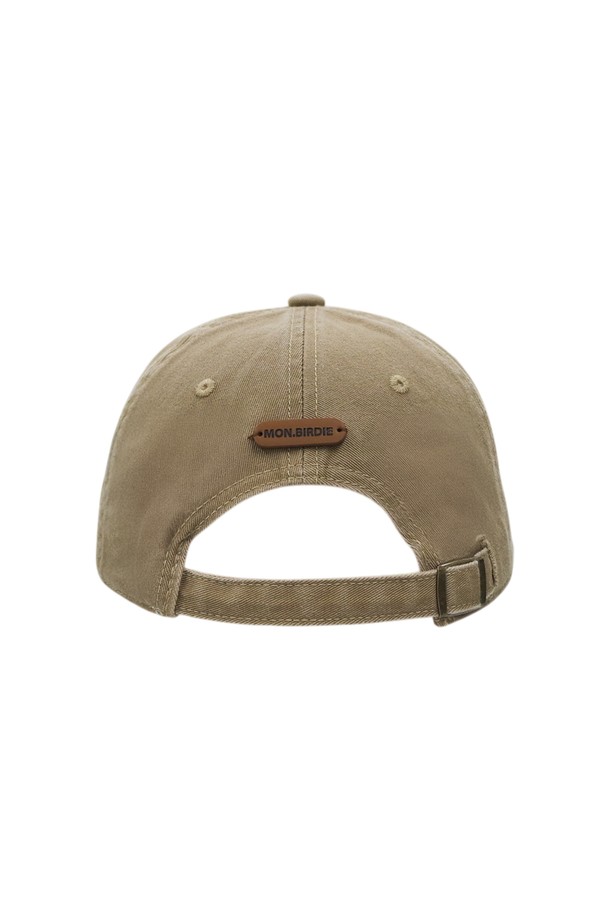 웰니스 데님 볼캡 BEIGE는 데님 소재의 베이지 컬러 볼캡입니다. 봄, 여름, 가을 계절에 착용하기 좋으며, 공용으로 제작되어 누구나 편안하게 착용할 수 있습니다. 모자 깊이는 일반적이며, 챙 넓이 또한 일반적인 디자인입니다. 뻣뻣한 촉감의 데님 소재와 자수 디테일이 특징이며, 캐주얼, 미니멀, 클래식 스타일의 데이트룩, 여행룩에 잘 어울립니다.
