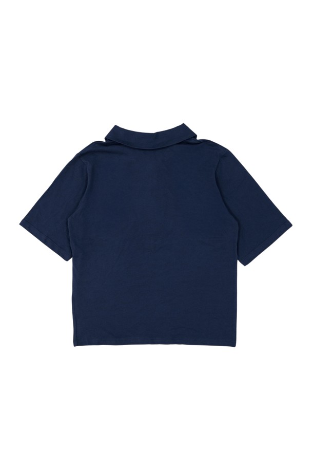 엠버 반팔 폴로 티셔츠 네이비는 부드러운 면 소재의 레귤러핏 폴로 티셔츠입니다. 차분하고 시원한 네이비 컬러에 무지 디자인으로 어떤 스타일에도 쉽게 매치할 수 있습니다. 캐주얼, 클래식, 미니멀 스타일을 즐기시는 분들께 추천하며, 데이트룩과 카페룩에 활용하기 좋습니다. 봄, 여름 시즌에 활용하기 좋으며, 단추 디테일이 은은한 포인트를 더합니다.
