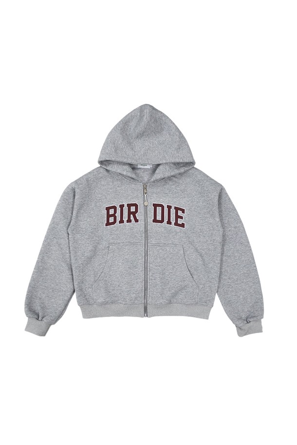 버디 후드 집업 H.GREY는 캐주얼하고 스포티한 스타일의 후드 집업입니다. 봄, 가을에 어울리는, 부드러운 면 소재의 레귤러핏 긴소매 후드 집업으로 제작되었습니다. 회색 컬러에 로고 패턴이 특징이며, 일상, 산책, 집콕 등 다양한 TPO에 활용하기 좋습니다. 크롭 기장으로 디자인되어 트렌디한 느낌을 더하며, 편안한 착용감과 스타일리시함을 동시에 만족시킵니다.
