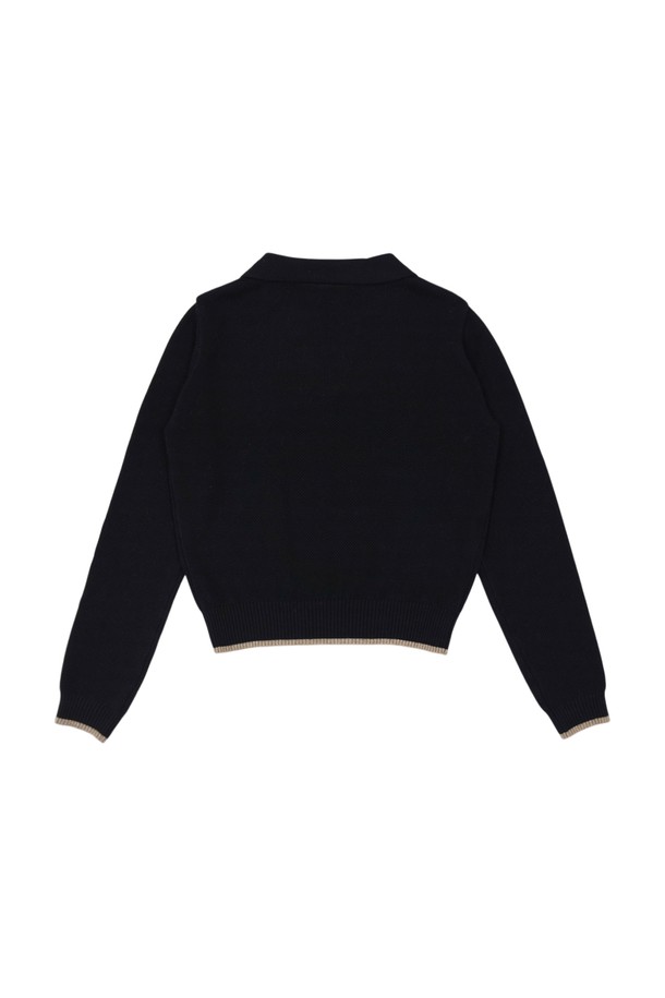 와플 패턴으로 포인트를 준 와플 소프트 오픈넥 긴팔 니트 블랙입니다. 부드러운 촉감의 니트 소재로 제작되어 가을, 겨울 시즌 포근하게 착용할 수 있습니다. 레귤러 핏에 얇은 두께감으로 편안한 착용감을 선사하며, 오픈넥 디자인이 답답함 없이 세련된 느낌을 더합니다. 데일리룩, 카페룩, 집콕룩 등 다양한 TPO에 활용하기 좋으며, 미니멀, 클래식, 캐주얼 스타일을 즐겨 입는 여성분들께 추천합니다.
