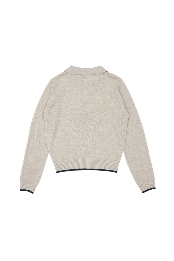 "와플 소프트 오픈넥 긴팔 니트 BEIGE"는 가을, 겨울 시즌 데일리룩을 위한 여성 니트/스웨터입니다. 부드러운 촉감의 니트 소재로 제작되었으며, 와플 패턴이 돋보이는 베이직하고 캐주얼한 스타일을 연출합니다. 레귤러핏과 오픈넥 디자인으로 편안하면서도 세련된 분위기를 더합니다. 얇은 두께감과 긴 소매 기장으로 간절기부터 겨울까지 따뜻하게 착용할 수 있습니다. 미니멀, 클래식 무드를 즐기는 분들께 추천하는 아이템입니다.
