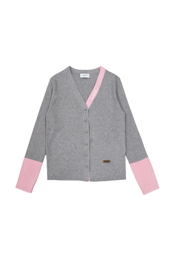 엠버 배색 가디건 GREY는 여성스러운 스타일을 연출하는 데 최적화된 니트 가디건입니다. 얇은 두께감과 부드러운 촉감의 니트 소재로 제작되어 봄, 가을 간절기에 착용하기 좋습니다. 그레이와 핑크 컬러 배색이 돋보이며, 크롭 기장과 레귤러핏으로 캐주얼하면서도 베이직한 매력을 선사합니다. V넥 디자인과 버튼 디테일이 더해져 데이트룩, 카페룩, 봄 소풍룩 등 다양한 TPO에 활용 가능하며, 미니멀한 스타일을 선호하는 분들께 추천합니다. 긴 소매 기장으로 포근함을 더했습니다.
