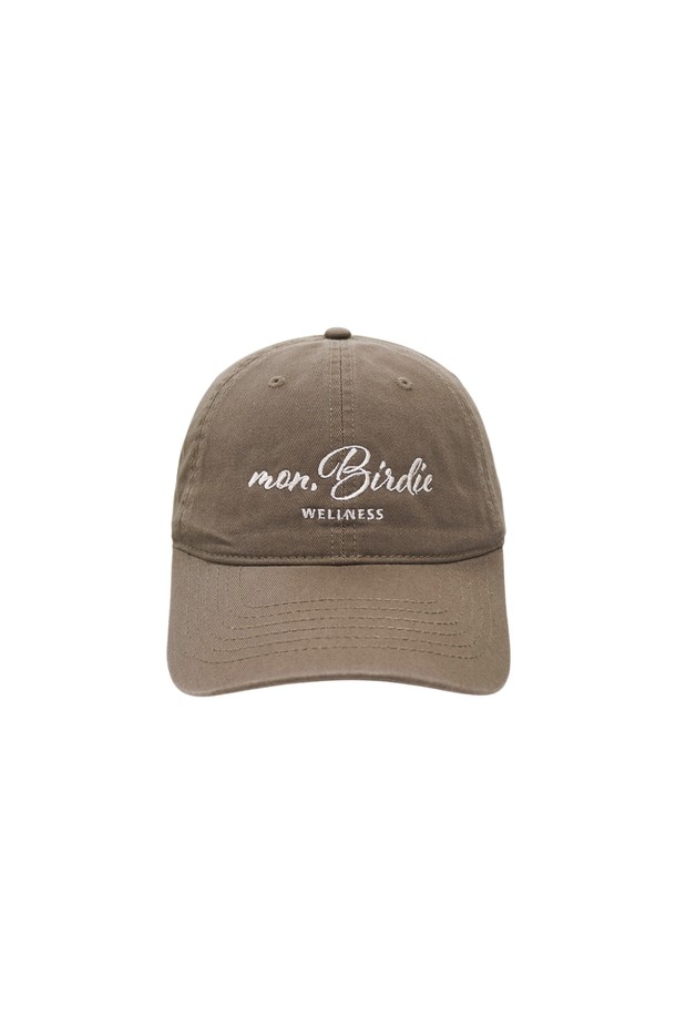 웰니스 데님 볼캡 D.BROWN은 데님 소재로 제작되어 뻣뻣한 촉감이 특징인 볼캡입니다. 다크브라운 컬러의 이 모자는 봄, 여름, 가을 계절에 착용하기 좋으며, 일상, 산책, 여행 등 다양한 TPO에 활용할 수 있습니다. 캐주얼, 미니멀, 클래식 스타일을 즐겨 입는 분들께 추천하며, 일반적인 모자 깊이와 챙 넓이로 편안한 착용감을 제공합니다. 자수 디자인이 포인트로 더해져 개성 있는 스타일을 연출할 수 있습니다.
