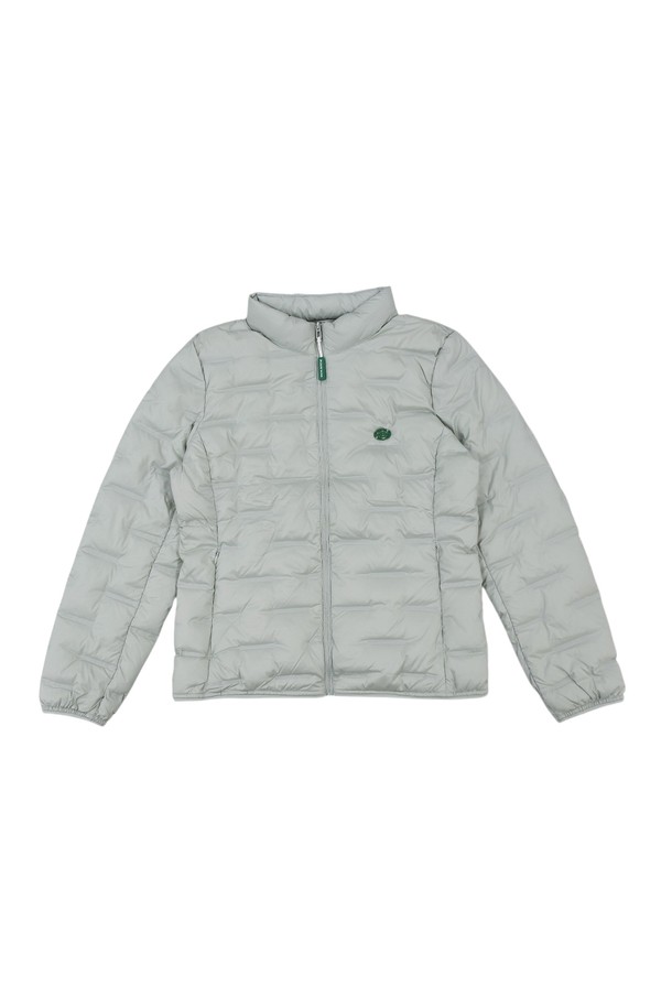 상큼한 민트 컬러가 돋보이는 엑티브 덕다운 경량패딩입니다. 여성스러운 실루엣을 연출해 주는 레귤러핏 크롭 기장으로, 일상 및 스포츠 활동에 모두 적합합니다. 가볍고 따뜻한 덕다운 충전재와 부드러운 나일론 소재로 제작되어 편안한 착용감을 선사합니다. 스포티, 캐주얼, 미니멀 스타일을 즐기는 분들께 겨울철 데일리룩, 산책룩, 여행룩에 활용하기 좋은 아이템입니다. 집업 여밈 방식에 긴소매 디자인으로, 추운 겨울에도 보온성을 유지해 줍니다.
