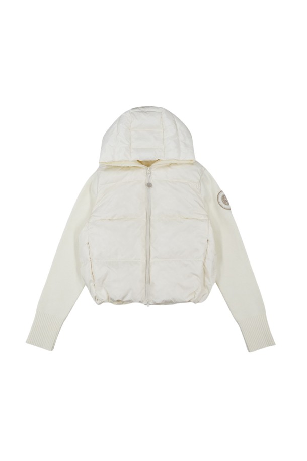 아이보리 컬러의 헤더 '덕다운' 후드 패딩 재킷입니다. 부드러운 촉감의 무지 디자인으로, 겨울철 캐주얼 및 스포티 스타일을 연출하기 좋습니다. 넉넉한 오버핏에 긴 소매, 후드 디테일이 더해져 편안하고 따뜻하게 착용할 수 있습니다. 덕다운 충전재와 두꺼운 두께감으로 보온성을 높였으며, 데일리룩, 산책룩, 집콕룩 등 다양한 상황에 활용하기 좋습니다. 집업 스타일로 간편하게 여밀 수 있습니다.