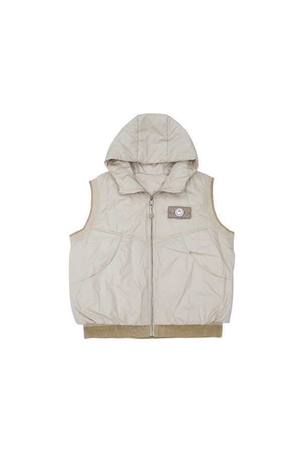 베이지 컬러의 볼마커 와펜 패딩 베스트입니다. 포근한 두께감의 폴리에스테르 소재로 제작되어 가을과 겨울에 따뜻하게 착용하기 좋습니다. 캐주얼 및 스포티 스타일을 연출하기 좋으며, 일상과 산책룩에 활용하기 좋은 데일리 아이템입니다. 앞면의 와펜 장식이 포인트이며, 집업 형태로 간편하게 입고 벗을 수 있습니다. 레귤러핏으로 제작되어 편안한 착용감을 선사합니다.
