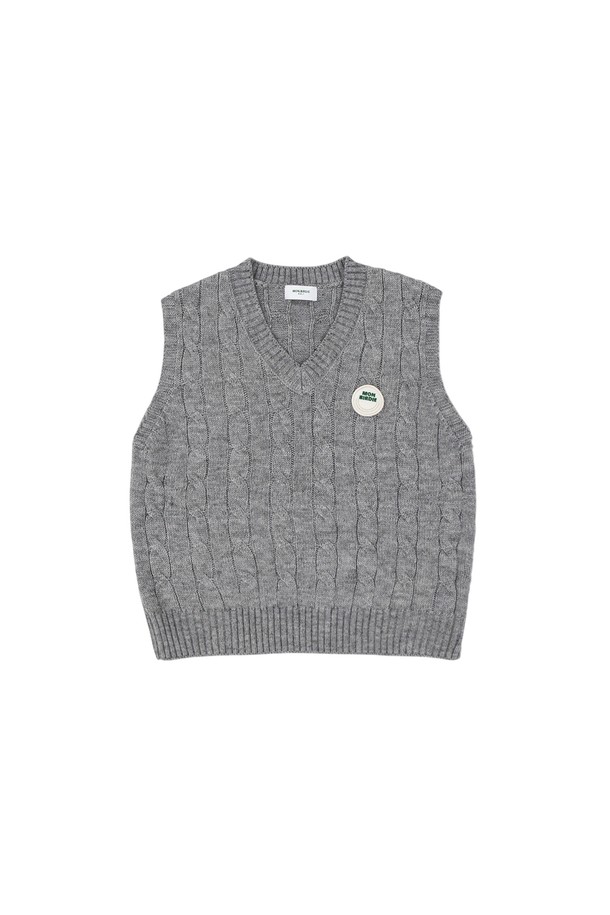 케이블 스마일 브이넥 베스트 GREY는 포근하고 따뜻한 겨울을 위한 여성 베스트입니다. 부드러운 울 소재로 제작되어 뛰어난 착용감을 선사하며, 두꺼운 두께감으로 보온성을 높였습니다. 베이직하고 클래식한 디자인에 케이블 패턴을 더하여 세련된 느낌을 주고, 레귤러핏으로 편안하게 착용할 수 있습니다. 브이넥 라인과 스마일 디테일이 포인트로, 겨울 데일리룩, 모임룩, 오피스룩 등 다양한 TPO에 활용하기 좋습니다. 미니멀, 클래식 스타일을 즐겨 입는 분들께 추천합니다.
