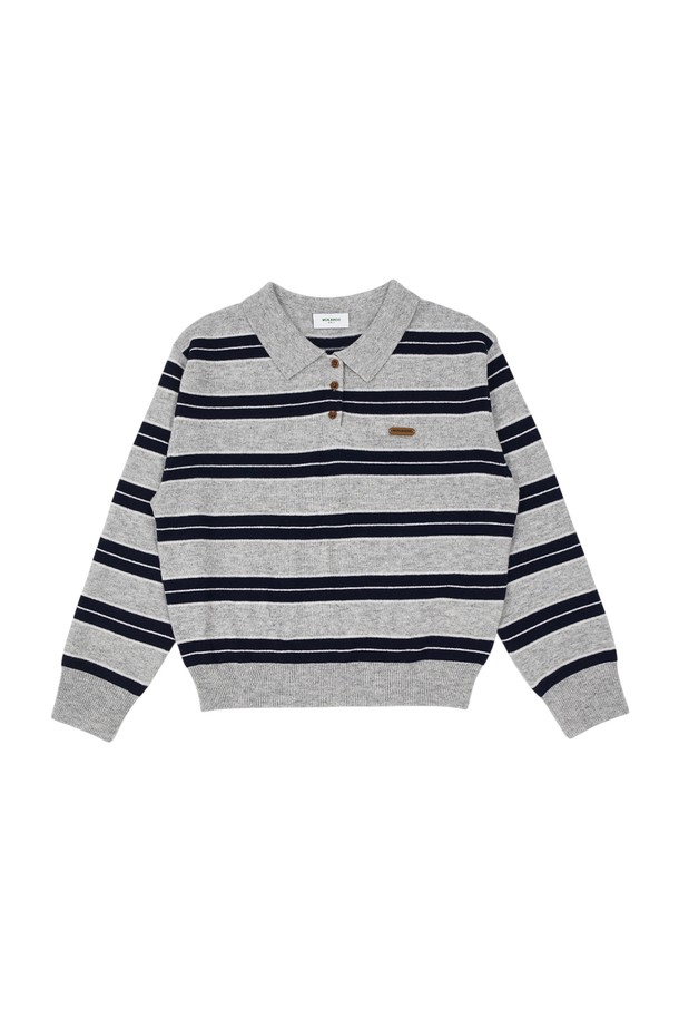 헤더 스트라이프 폴로 울스웨터 GREY는 여성용 니트/스웨터로, 가을과 겨울에 따뜻하게 입을 수 있는 두꺼운 두께의 울 소재 스웨터입니다. 그레이와 네이비 컬러의 헤더 원단에 스트라이프 패턴이 캐주얼하고 베이직한 스타일을 연출합니다. 폴로넥 디자인과 레귤러핏으로 편안한 착용감을 제공하며, 긴소매 기장으로 보온성을 높였습니다. 겨울 데일리룩, 집콕룩, 산책룩 등 다양한 TPO에 활용 가능하며, 캐주얼, 클래식, 미니멀 스타일을 즐겨 입는 분들께 추천합니다.
