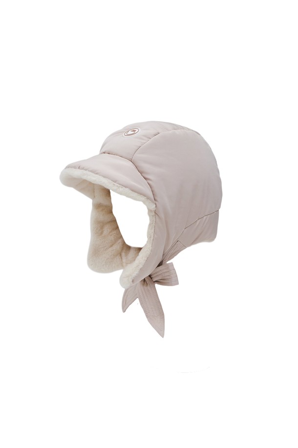 따뜻함과 스타일을 모두 갖춘 '스마일 패딩 트루퍼햇' 베이지색상을 소개합니다. 포근한 착용감을 선사하는 부드러운 나일론 소재와 두꺼운 두께감으로 겨울철 추위로부터 당신을 보호해 줍니다. 깊은 모자 깊이와 중간 챙 넓이, 귀덮개가 적용되어 보온성을 높였으며, 무지 디자인으로 어떤 스타일에도 쉽게 매치할 수 있습니다. 캐주얼, 미니멀, 클래식 스타일을 즐겨 입는 분들께 제격이며, 겨울 데일리룩, 산책룩, 여행룩 등 다양한 TPO에 활용하기 좋습니다.
