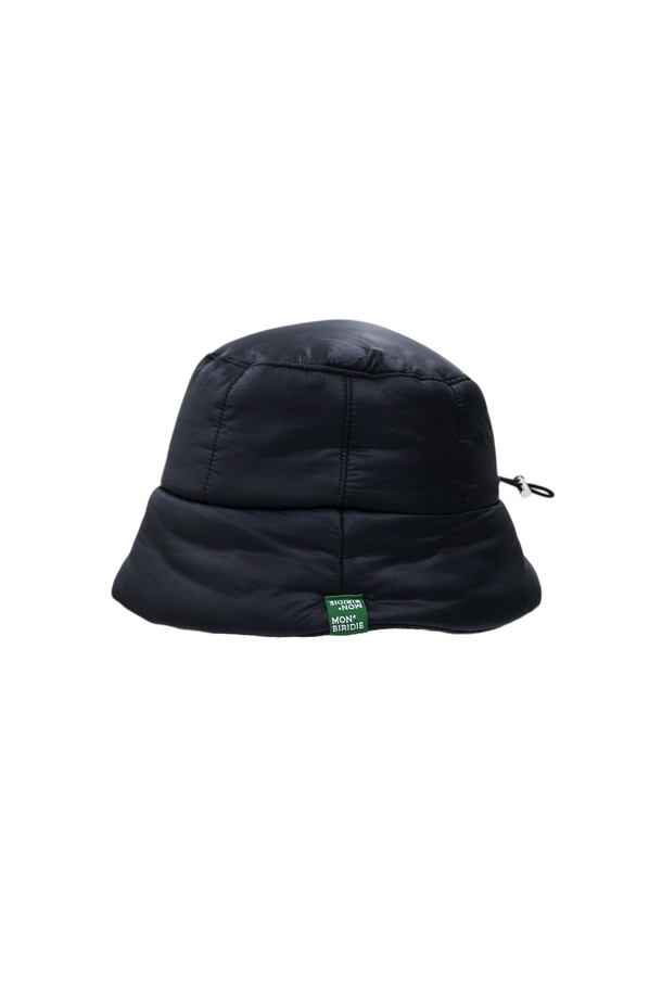 리타 패딩 버킷햇 BLACK은 겨울철 여성의 데일리룩, 산책룩, 동네 마실룩에 잘 어울리는 모자입니다. 깊은 모자 깊이와 중간 챙 넓이, 부드러운 촉감의 나일론 소재로 제작되어 편안한 착용감을 선사합니다. 블랙 무지 디자인에 패딩 디테일이 더해져 미니멀, 캐주얼, 클래식 스타일을 모두 소화할 수 있습니다. 보온 기능으로 추운 겨울에도 따뜻하게 착용할 수 있는 두꺼운 두께의 버킷햇입니다.
