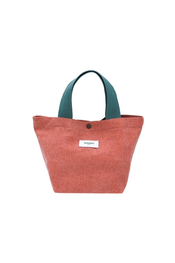 뉴 프리즘 에코백 BRICK (브릭)은 가볍고 실용적인 면 소재의 여성용 에코백입니다. 미디엄 사이즈의 사각 디자인으로, 'Brick (브릭)', 'Beige (베이지)', 'Moka (모카)', 'Charcoal (차콜)' 네 가지 색상으로 만나보실 수 있습니다. 가방 전면의 버튼 장식이 포인트이며, 얇은 두께와 부드러운 촉감으로 편안한 사용감을 선사합니다. 가볍고 휴대하기 편하며, 동네 마실룩, 쇼핑룩, 산책룩 등 캐주얼하고 미니멀한 스타일에 잘 어울립니다.
