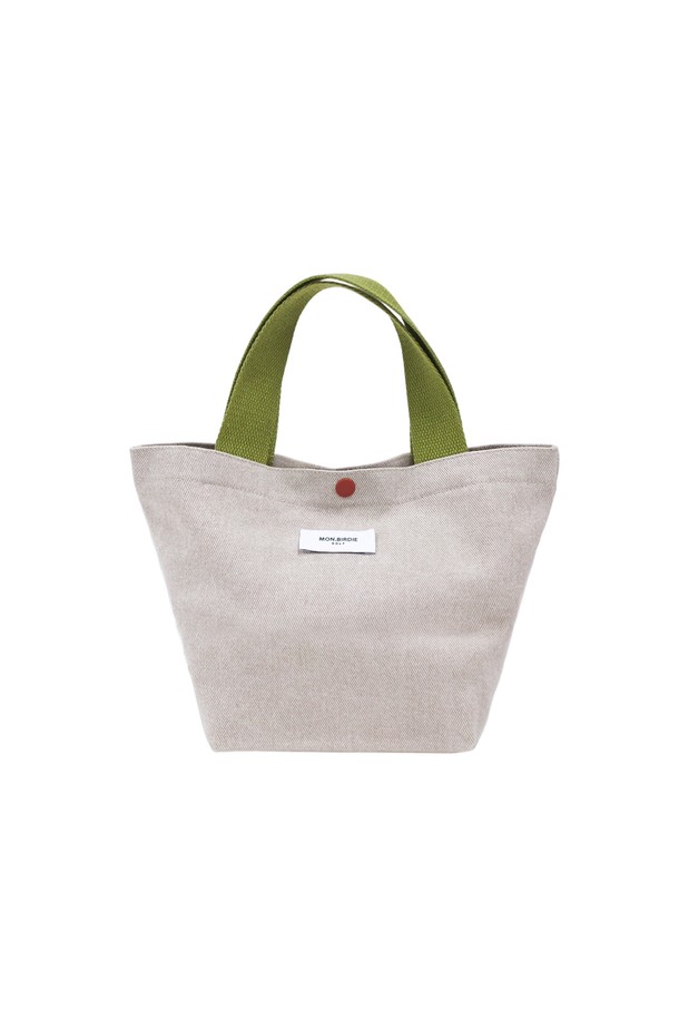 뉴 프리즘 에코백 BEIGE는 부드러운 면 소재로 제작되어 가볍게 들기 좋은 미디엄 사이즈의 에코백입니다. 베이지, 모카, 브릭, 차콜 등 다채로운 컬러로 출시되어 취향에 맞게 선택할 수 있으며, 무지 디자인에 버튼 디테일로 포인트를 더했습니다. 넉넉한 수납공간과 실용적인 디자인으로 동네 마실룩, 쇼핑룩 등 다양한 TPO에 활용하기 좋습니다. 단추형 잠금 방식으로 내용물을 안전하게 보호하며, 캐주얼, 미니멀 스타일을 즐겨 입는 여성분들께 추천합니다.
