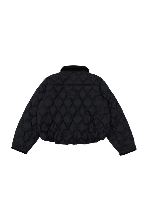 모그 덕다운 누빔 재킷 블랙은 겨울철 데일리룩을 위한 오버핏 패딩입니다. 캐주얼, 스포티, 미니멀 스타일을 모두 소화할 수 있으며, 넉넉한 핏과 크롭 기장으로 트렌디함을 더했습니다. 부드러운 촉감의 나일론과 덕다운 소재를 사용하여 보온성을 높였으며, 누빔 디테일이 돋보입니다. 집업 스타일로 편안하게 착용 가능하며, 긴 소매로 겨울 추위에도 끄떡없습니다.
