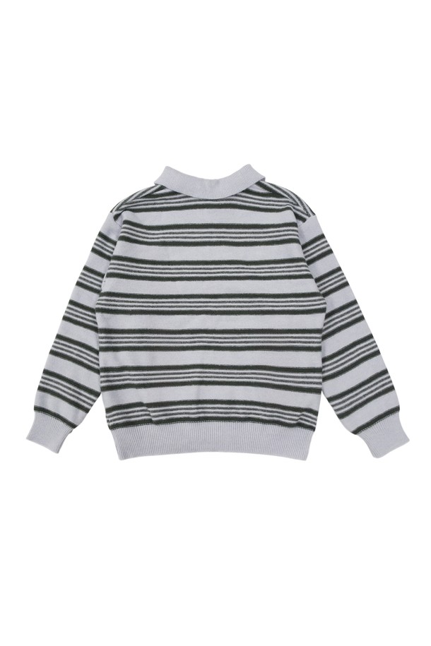 리타 스트라이프 폴로 니트 GREY는 여성용 상의로, 캐주얼하고 베이직한 스타일을 연출합니다. 얇은 두께감의 부드러운 니트 소재로 제작되어 봄, 가을에 착용하기 좋습니다. 레귤러핏에 긴 소매, 폴로넥 디자인이 특징이며, 세련된 스트라이프 패턴으로 포인트를 더했습니다. 일상복으로 편안하게 즐길 수 있는 미니멀하면서도 클래식한 매력의 니트입니다. 그레이 컬러로 다양한 하의와 쉽게 매치할 수 있습니다.
