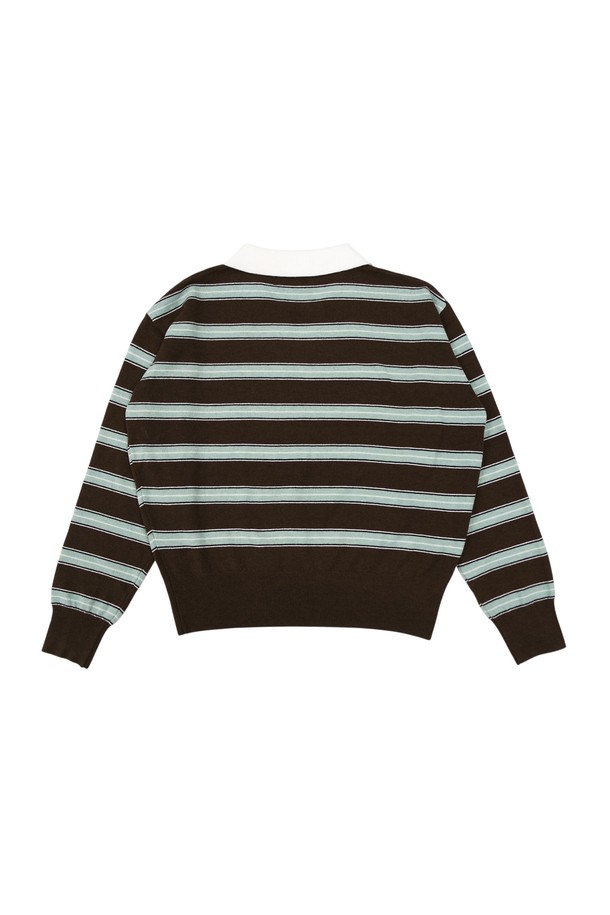 "슬로우 스트라이프 카라니트 BROWN"는 가을, 겨울 시즌에 어울리는 여성용 니트입니다. 브라운과 민트 컬러의 조화가 돋보이는 슬로우 스트라이프 패턴과 카라넥 디자인이 특징입니다. 두꺼운 두께감과 부드러운 촉감으로 따뜻하고 편안한 착용감을 선사하며, 골지 디테일과 카라 배색으로 포인트를 더했습니다. 레귤러핏의 크롭 기장으로, 데이트룩, 카페룩, 겨울 데일리룩 등 다양한 TPO에 캐주얼, 클래식, 미니멀 스타일로 연출하기 좋습니다. 긴 소매 기장으로 보온성을 높인 슬로우 스트라이프 카라니트는 베이직하면서도 세련된 스타일을 완성해 줍니다.
