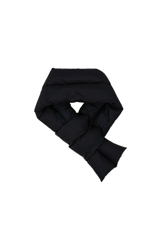 엑티브 패딩 넥워머 BLACK는 겨울철 보온과 방풍 기능을 제공하는 넥워머입니다. 부드러운 촉감의 패딩 소재로 제작되어 일상생활과 스포츠 활동 시 편안하게 착용할 수 있습니다. 블랙 색상의 무지 디자인으로 스포티, 캐주얼, 미니멀 스타일 모두에 잘 어울립니다. 두꺼운 두께감으로 추운 날씨에도 따뜻함을 유지하며, 활동적인 움직임에도 불편함 없이 사용할 수 있도록 디자인되었습니다.
