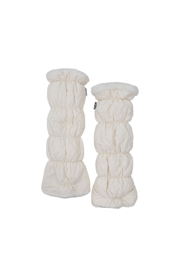 링클 스마일 패딩 레그워머 아이보리는 겨울철 보온성을 책임지는 여성용 레그워머입니다. 두꺼운 패딩 소재로 제작되어 추운 날씨에도 따뜻하게 착용할 수 있으며, 캐주얼하고 미니멀한 스타일을 연출합니다. 아이보리 컬러에 주름 디테일과 스마일 디자인이 더해져 귀엽고 개성 있는 포인트를 줍니다. 일상복에 편안하게 매치하여 스타일리시함과 따뜻함을 동시에 잡을 수 있습니다.
