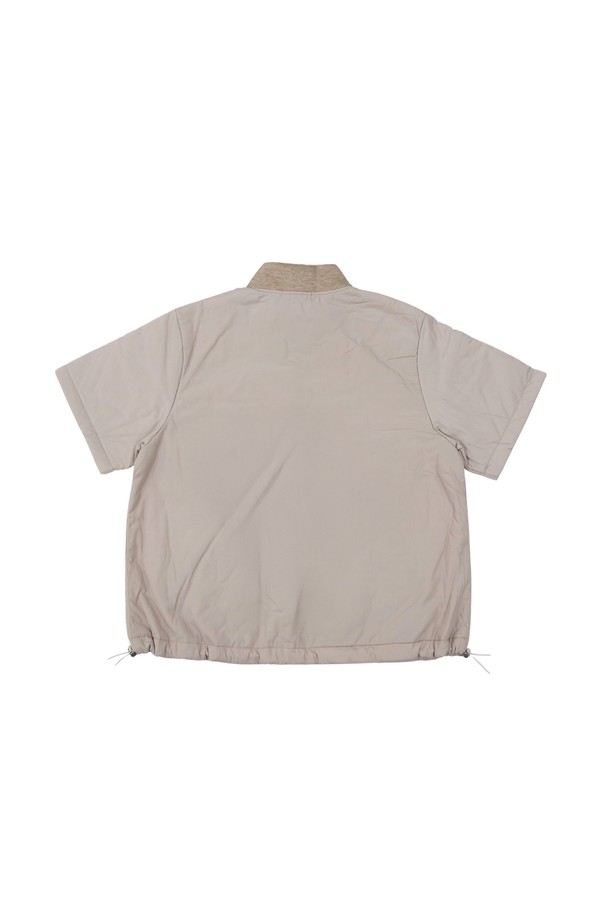 베이지 컬러의 패딩 반팔 버튼 아노락 상의입니다. 봄, 여름 시즌에 적합하며, 골프 및 일상에서 활용할 수 있습니다. 부드러운 촉감의 나일론과 폴리에스테르 혼방 소재로 제작되었으며, 얇은 두께의 레귤러핏 디자인입니다. 아노락 스타일과 버튼 디테일이 특징이며 경량 패딩 안감으로 편안함을 더했습니다. 스포티하면서도 캐주얼한 무드를 연출하여 골프룩으로도 손색없습니다.
